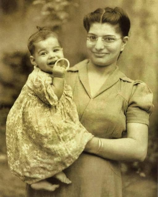 Een zeldzame foto uit 1947 toont een baby in de armen van zijn moeder – kun je raden welke rockster hij later zal worden?