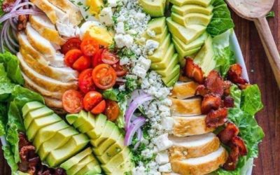 “Kleurrijke smaakpiramide: een salade met 7 lagen voor elke gelegenheid”