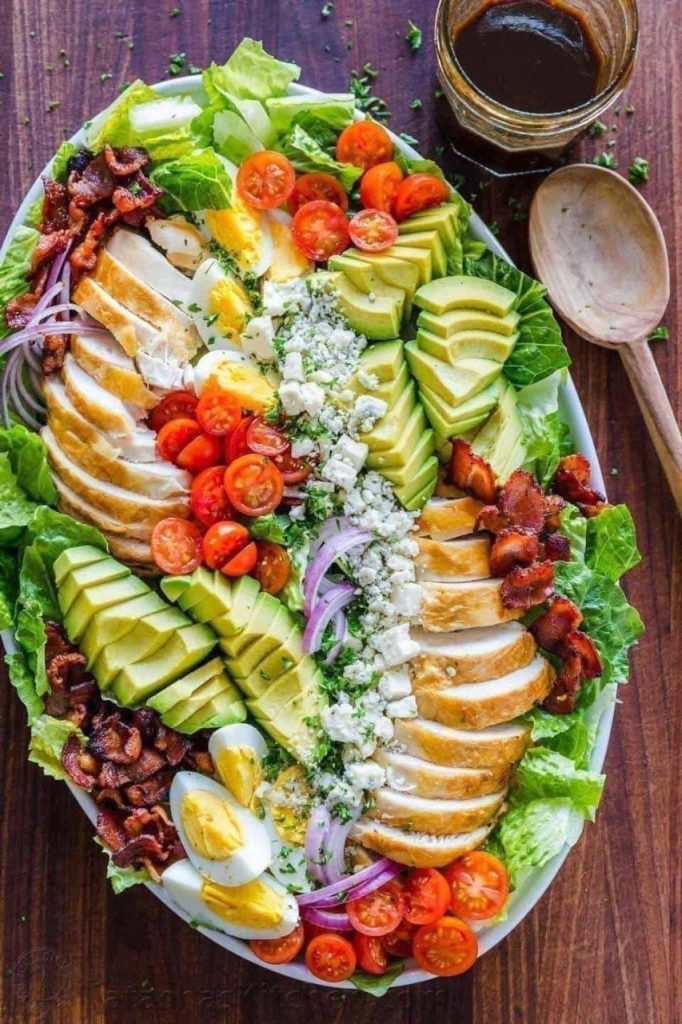 “Kleurrijke smaakpiramide: een salade met 7 lagen voor elke gelegenheid”