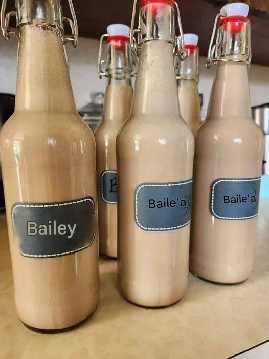 Zo maak je in 5 minuten zelfgemaakte Baileys koffielikeur. Het smaakt precies hetzelfde als het origineel, maar dan nog veel beter!