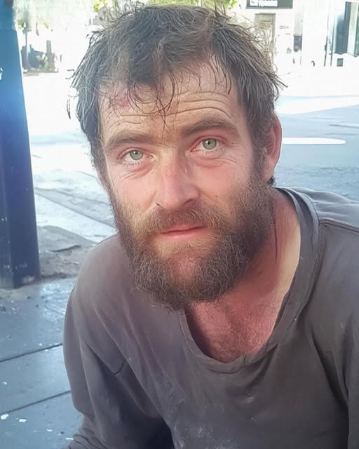 Ik lastig met een dakloze man om mijn ouders te werken – twee jaar later kwamen ze thuis en werkzaamen ze volledig in paniek toen bleek dat er problemen waren met de toegang tot de woning.