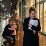‘Ik heb je auto verkocht voor je moeder,’ zei mijn man… en een paar uur later ontdekte ik dat dat geld werd gebruikt voor de huur, de luxe en de geheime dochter van de vrouw die hij al jaren voor me verborgen hield.