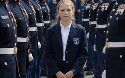 Een twaalfjarig meisje werd van school gestuurd omdat ze opkwam voor haar overleden vader, een marinier. Men dacht dat ze zonder verdere gevolgen van de eindejaarsceremonie verwijderd zou kunnen worden. Maar op de ochtend van de ceremonie arriveerden honderden mariniers in hun ceremoniële uniformen en dwongen de hele school haar beslissing te accepteren.