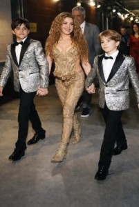 Shakira kreeg veel kritiek omdat ze haar kinderen zo naar school lieten gaan.