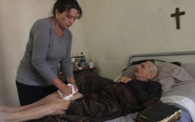 Zeven jaar lang waste, voedde en draaide ik mijn schoonvader in bed, altijd met een oude bijbel naast zijn kussen. En toen hij stierf, zei de notaris droogjes dat hij me niets had nagelaten. Pas een maand na de begrafenis vond ik een envelop onder zijn matras, wat de hele familie tot zwijgen bracht.
