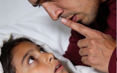 JE 8-JARIGE DOCHTER FLUISTERDE: “MAMA ZEI DAT IK HET JE NIET MOCHT VERTELLEN”…