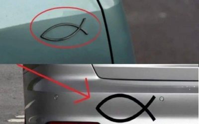 Wat betekent het kleine visvormige symbooltje op de achterkant van sommige auto’s en waar dient het voor?