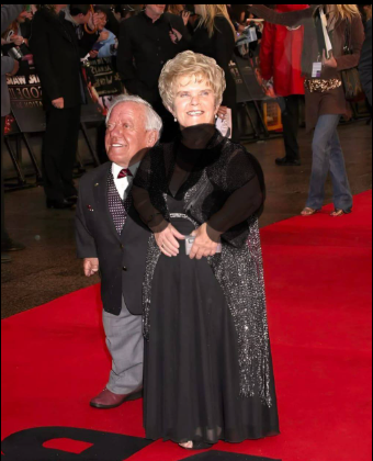 De acteur, die slechts 112 cm lang is, trouwde met een vrouw die slechts enkele centimeters langer was dan hij.