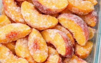 Leg stevige, bevroren perzenschijfjes in een ovenschaal en voeg vier andere ingrediënten toe voor een dessert dat zo heerlijk is dat je vrienden er meer van willen!