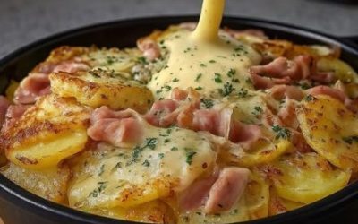 “Mijn familie laat nooit iets op het bord liggen. 😄🥔✨Dit simpele aardappel- en hamgerecht is zo lekker dat het zo van tafel verdwijnt! Perfect als je zin hebt in iets huiselijks, warms en echt troostends. 🥓💛🔥” Recept in de reacties.❤️